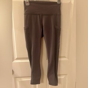 NWT Woman’s Fabletics Capri Leggings Size Small (4-6)